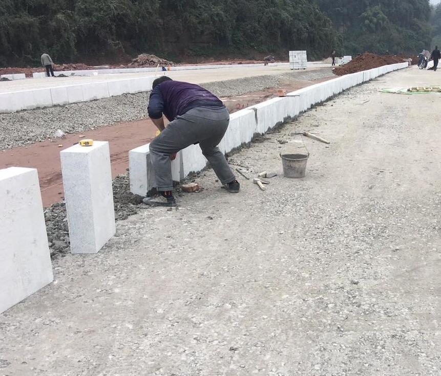 傳統路沿石現場安裝